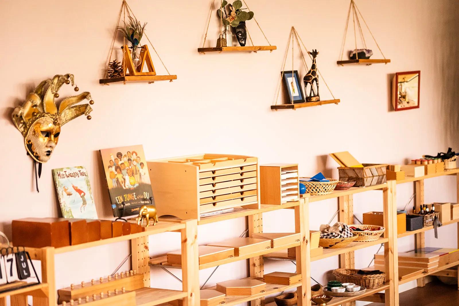 Kinder arbeiten gemeinsam in einem hellen Montessori-Klassenzimmer