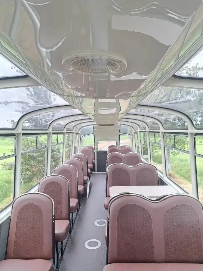 Blick nach oben durch das Glasdach des mobilen Klassenzimmers