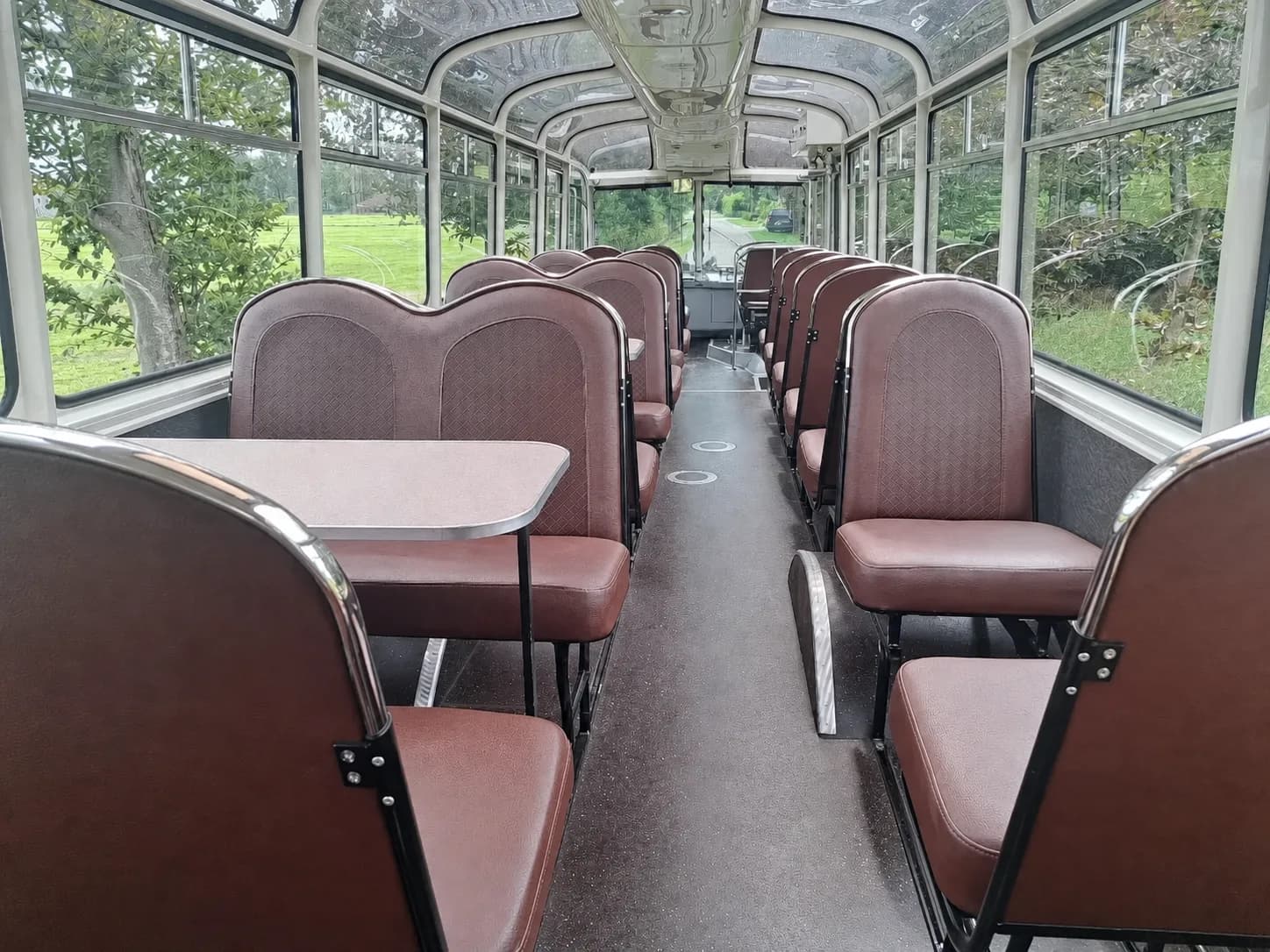 Im Bus — ein Klassenzimmer auf Rädern mit Glasdach und Tischen zwischen den Sitzen